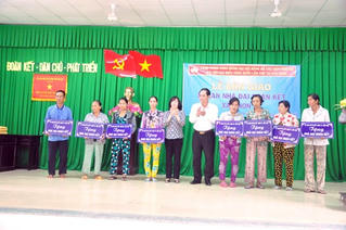 Bàn giao 19 nhà đại đoàn kết cho hộ nghèo