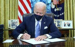 Tân Tổng thống Biden ký Lệnh điều hành đầu tiên tại Phòng Bầu dục