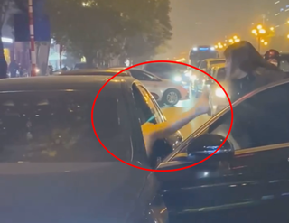 [VIDEO]: Người phụ nữ chặn xe Mercedes giữa đường phố Hà Nội ‘đánh ghen’, cô gái trẻ trong ô tô phản kháng bằng cú đá bất ngờ