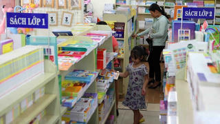 Giá sách giáo khoa, nhìn từ nhiều phía