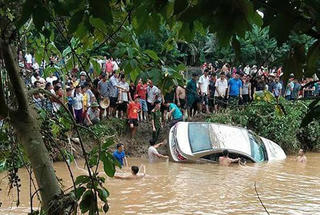 Thái Nguyên: Ôtô chở 4 người trong một gia đình bị lũ cuốn trôi