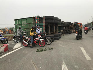 Xe container lật nhào trên Quốc lộ 1, đoạn qua Bình Dương