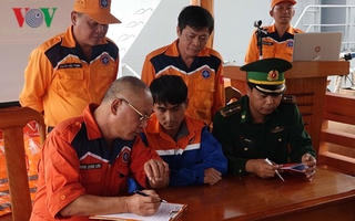 Cứu 11 thuyền viên tàu cá Đà Nẵng gặp nạn trên biển