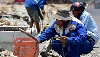 Vật lộn trong nắng nóng
