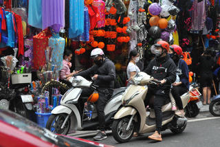 Phố Hàng Mã nhộn nhịp trở lại ngày lễ Haloween