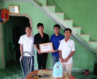 Tặng giấy khen cho thanh niên dũng cảm cứu người