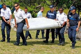 Bắt đầu giám định mảnh vỡ nghi của máy bay MH370