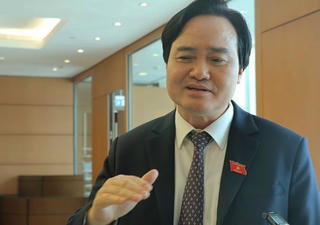 Bộ trưởng Giáo dục: 'Thầy cô hy sinh cả đời, lương hưu 1,3 triệu sống sao được'
