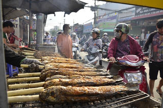 Cá lóc nướng 'cháy' hàng trong ngày Thần Tài