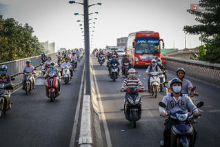 Tăng cường kiểm tra, kiểm soát tình trạng xe máy 'lấn làn' ô tô