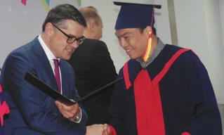Bộ trưởng Khoa học và Nghệ thuật bang Hessen trao bằng tốt nghiệp tại Trường ĐH Việt-Đức