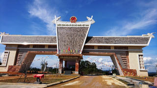 Gắn biển công trình Quốc môn cửa khẩu Nam Giang