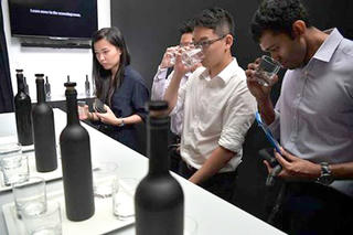 Chai nước sạch đắt nhất châu Á, giá 28 triệu đồng