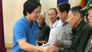 Báo Đại Đoàn Kết trao gửi tấm lòng của bạn đọc đến người dân vùng lũ Hà Tĩnh