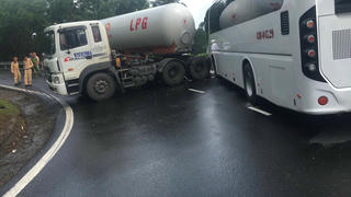 Xe đầu kéo chở gas và xe khách đâm nhau trên đèo Hải Vân