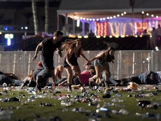 Các nạn nhân vụ xả súng tại Mandalay Bay được bồi thường 800 triệu USD