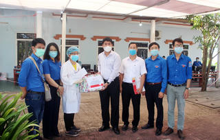 Thăm hỏi, động viên các lực lượng nơi tuyến đầu chống dịch