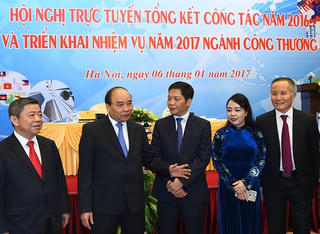 Thủ tướng: Ngành công thương 'vấp nhưng chưa ngã' và vươn lên mạnh mẽ