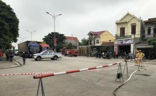Nghệ An: Lật xe bồn, xăng tràn ra QL1A