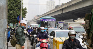Người dân đổ về quê nghỉ Tết sớm, đường phố cửa ngõ Hà Nội ùn ứ kéo dài