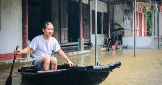 Lũ lụt lịch sử tại miền Trung: Cảnh báo những dịch bệnh đi cùng dòng nước