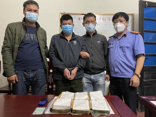 'Cõng' 6 bánh heroin lên xe khách đi Hà Nội