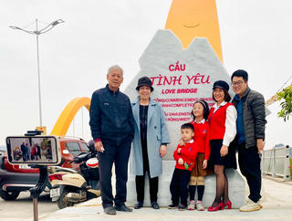 [ẢNH] Quảng Ninh: Người dân háo hức 'check in' tại cầu Tình Yêu