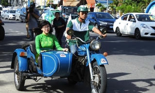 80 chiếc xe mô tô và ô tô cổ diễu hành trên đường phố Nha Trang
