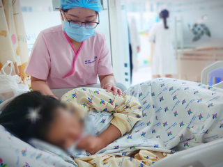 Bé gái 13 tuổi uống thuốc sâu tự tử