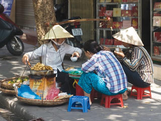 Hà Nội: Nhộn nhịn những gánh hàng mang màu sắc tuổi thơ