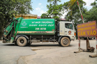 [ẢNH] Người dân dỡ rào chắn, xe đã vào bãi rác Nam Sơn