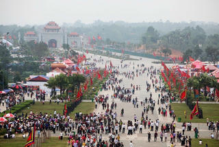 Người dân nườm nượp đổ về Đền Hùng bái Tổ