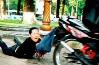 Cướp xong, bắt nạn nhân chở ra bến xe về quê ăn tết!