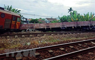 Thông tuyến đường sắt Bắc-Nam sau sự cố tàu hàng trật bánh tại Nghệ An