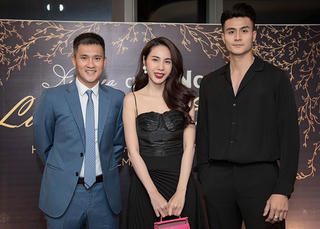 [ẢNH] 'Sao' Việt trong ngày: Công Vinh - Thủy Tiên xuất hiện sau hành trình từ thiện ở miền Trung 