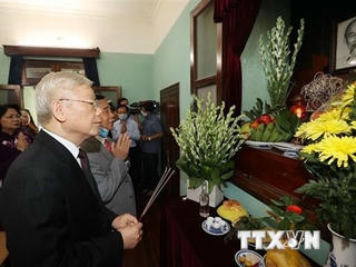 Tổng Bí thư, Chủ tịch nước dâng hương tưởng niệm Chủ tịch Hồ Chí Minh