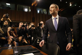 Facebook trong tâm bão