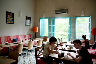 [VIDEO] Người dân Hà Nội đi cafe, cắt tóc gội đầu sau gần 1 tháng chờ đợi 