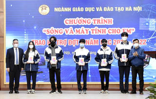 Hà Nội: Thêm 2.000 học sinh được tặng thiết bị học trực tuyến