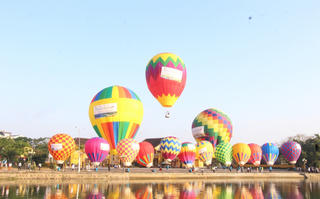 Quảng Nam: Hàng chục khinh khí cầu sắc màu bay trên bầu trời Hội An