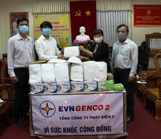 Mặt trận Cần Thơ tiếp nhận 400 bộ trang phục bảo hộ phòng chống Covid-19