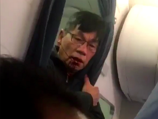 United Airlines mất hàng trăm triệu USD sau vụ kéo hành khách khỏi máy bay