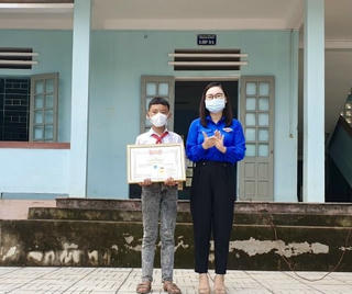 Trao huy hiệu 'Tuổi trẻ dũng cảm' cho nam sinh lớp 7 nhảy xuống sông cứu em nhỏ