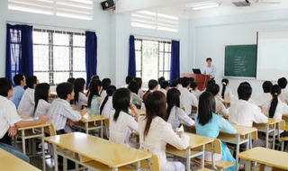 Đề xuất bỏ chính sách miễn học phí với sinh viên sư phạm