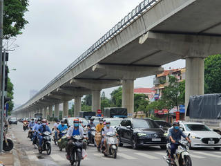 Đường phố Hà Nội đông vui sau khi chính quyền nới quy định về đi lại