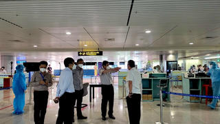 Lãnh đạo Sở Y tế TP HCM thị sát kiểm soát dịch bệnh tại sân bay Tân Sơn Nhất