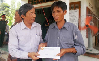 Ủy ban MTTQ tỉnh Quảng Ngãi hỗ trợ tiền cho gia đình 9 em học sinh chết đuối