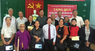 Ủy ban Đoàn kết Công giáo tỉnh Đắk Lắk thăm, tặng quà các gia đình chính sách