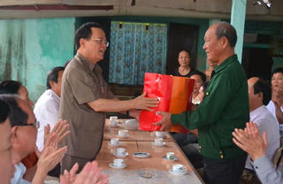 Chủ nhiệm Ủy ban Kiểm tra Trung ương Ngô Văn Dụ thăm, tặng quà gia đình chính sách ở thành phố Đồng Hới