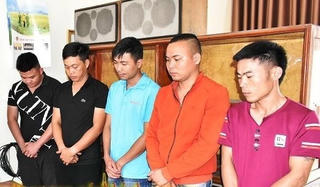 Mở 'sới bạc' trong lán trại công trình